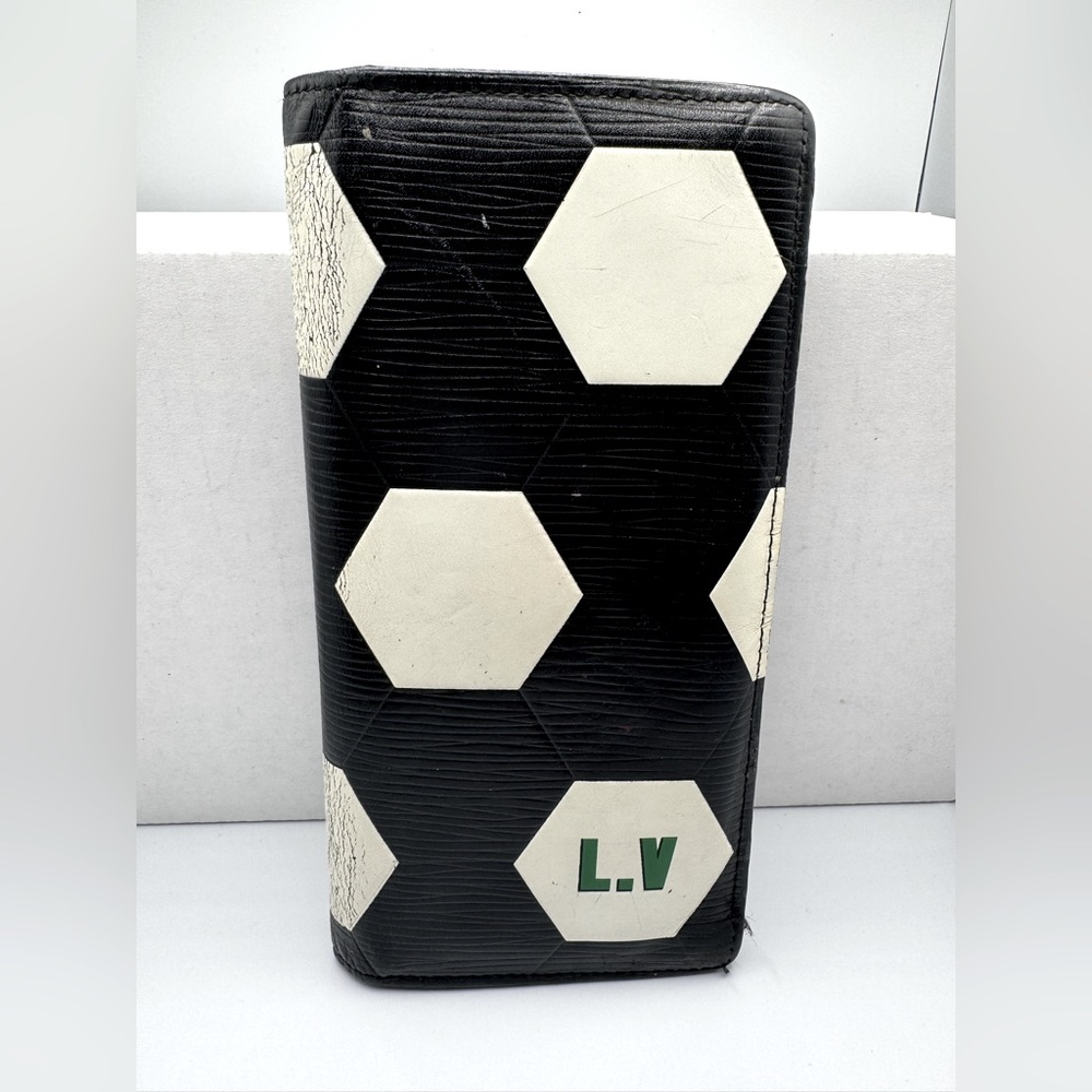 Authentic LOUIS VUITTON Epi FIFA Portefeuille Brazza Wallet Black/White